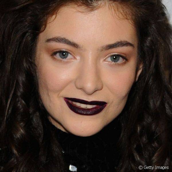 Durante o BRIT Awards 2014, Lorde usou uma sombra delicada e marrom bem leve e combinou com um batom mais pesado, quase preto
